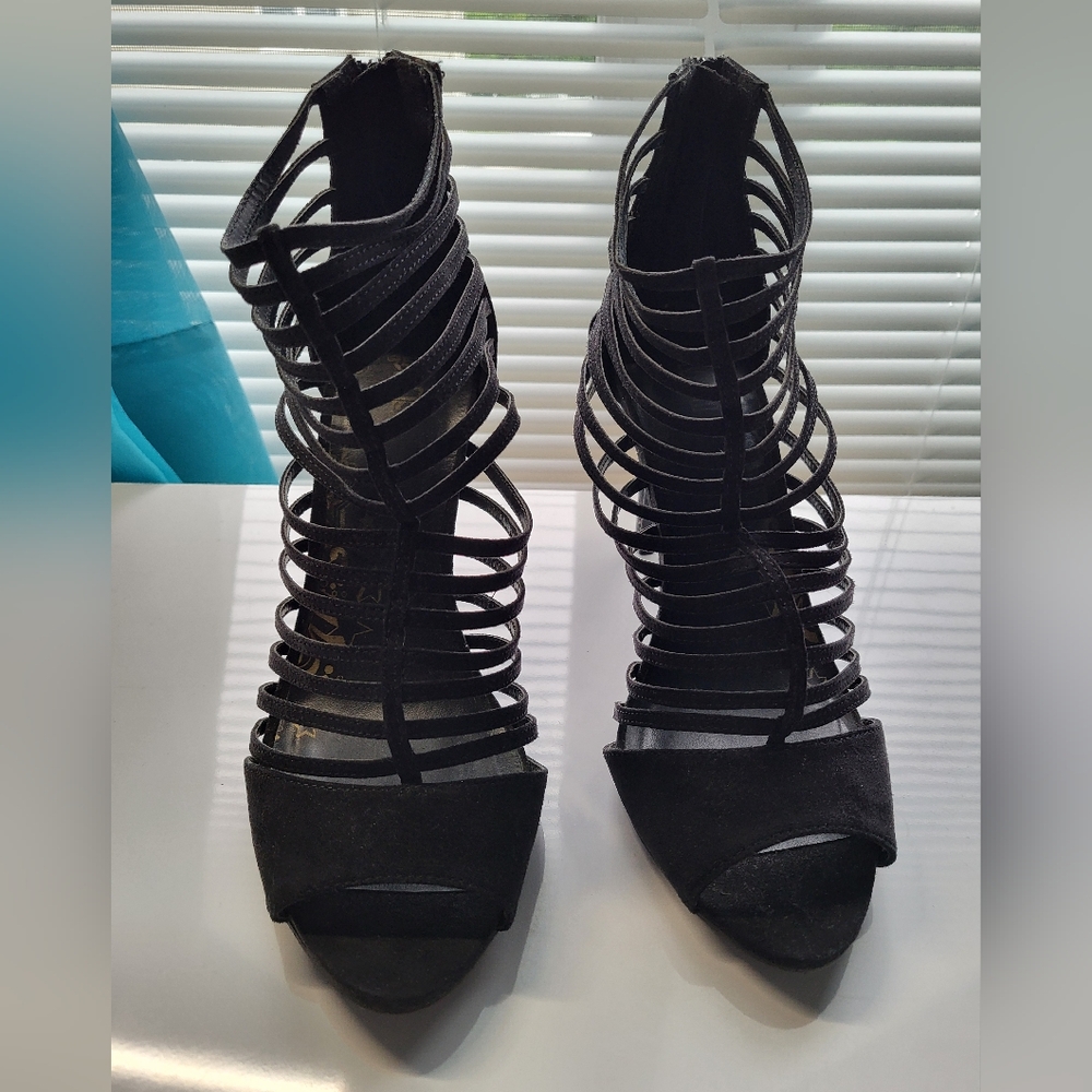 Brash Black Heels Sleek Design